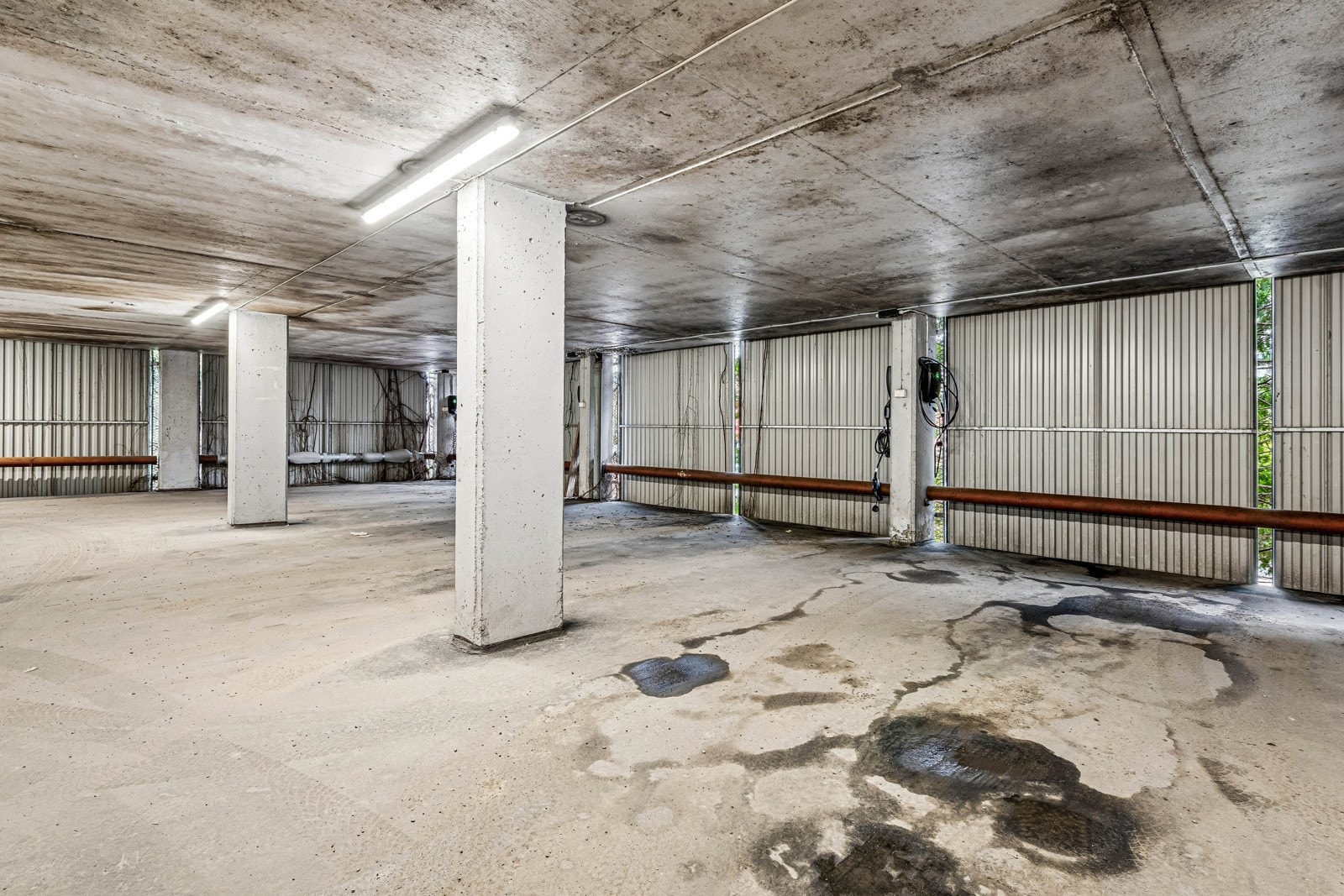 Garasjeplass med elbillader. Mulighet for å leie ekstra plass av brl. etter søknad. Gjesteparkeringsplasser. Galleribilde