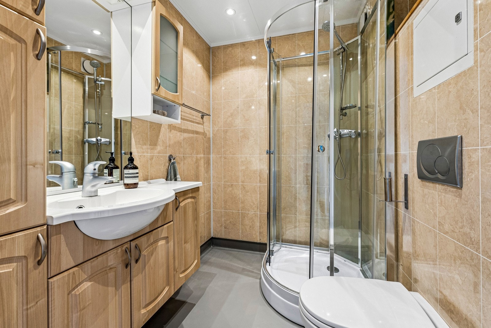 Badet i 2. etasje fremstår lyst og delikat, med behagelige varmekabler i gulvet og stemningsfulle downlights i taket. Her ligger alt til rette for en komfortabel og god start på dagen i rolige omgivelser. Galleribilde