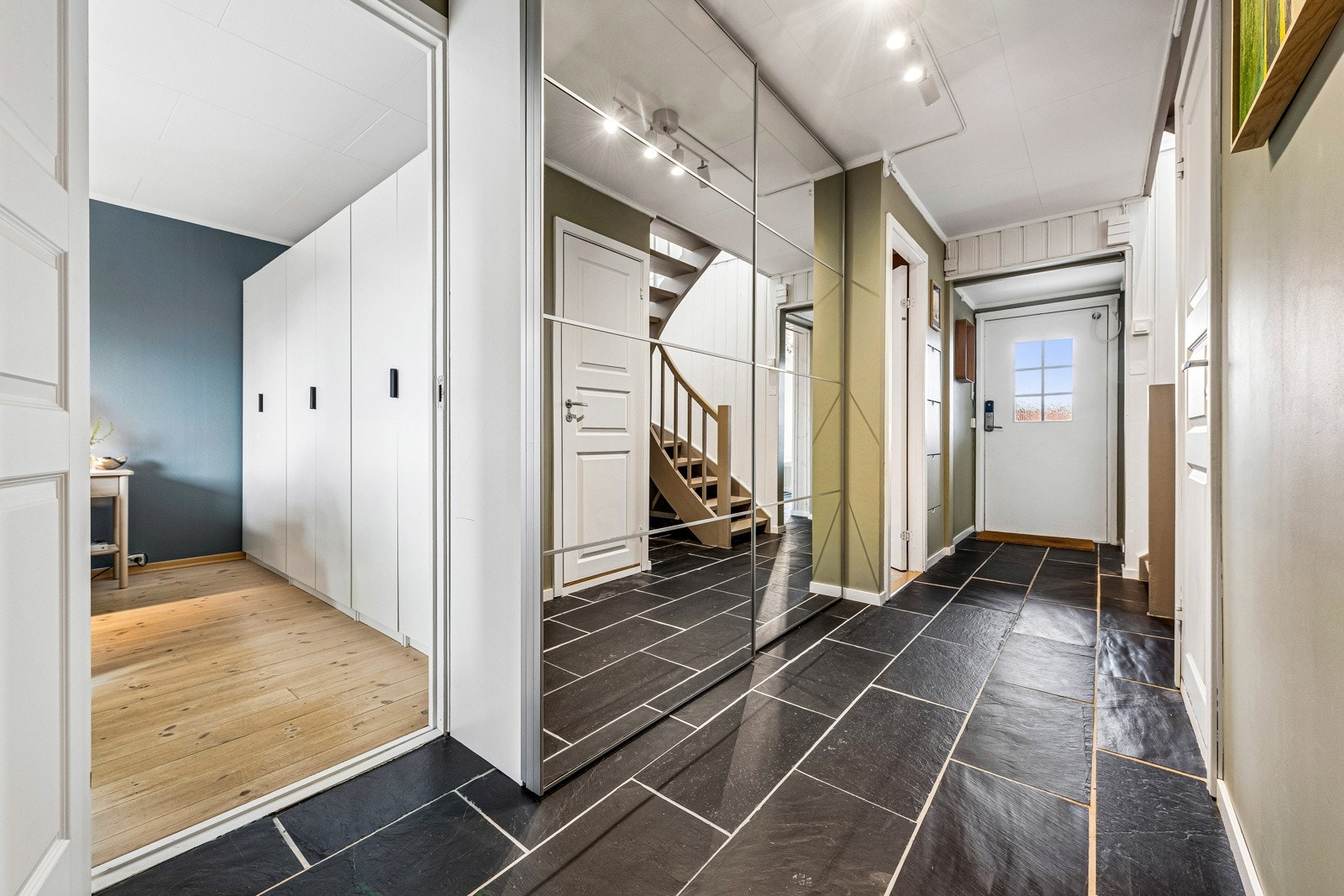 Vindfang og entré, et hyggelig og fint inngangsparti hvor det er fint å ønske venner og familie velkommen. Daikin varmepumpe montert under trappen. Varmekabler i gulv. Galleribilde