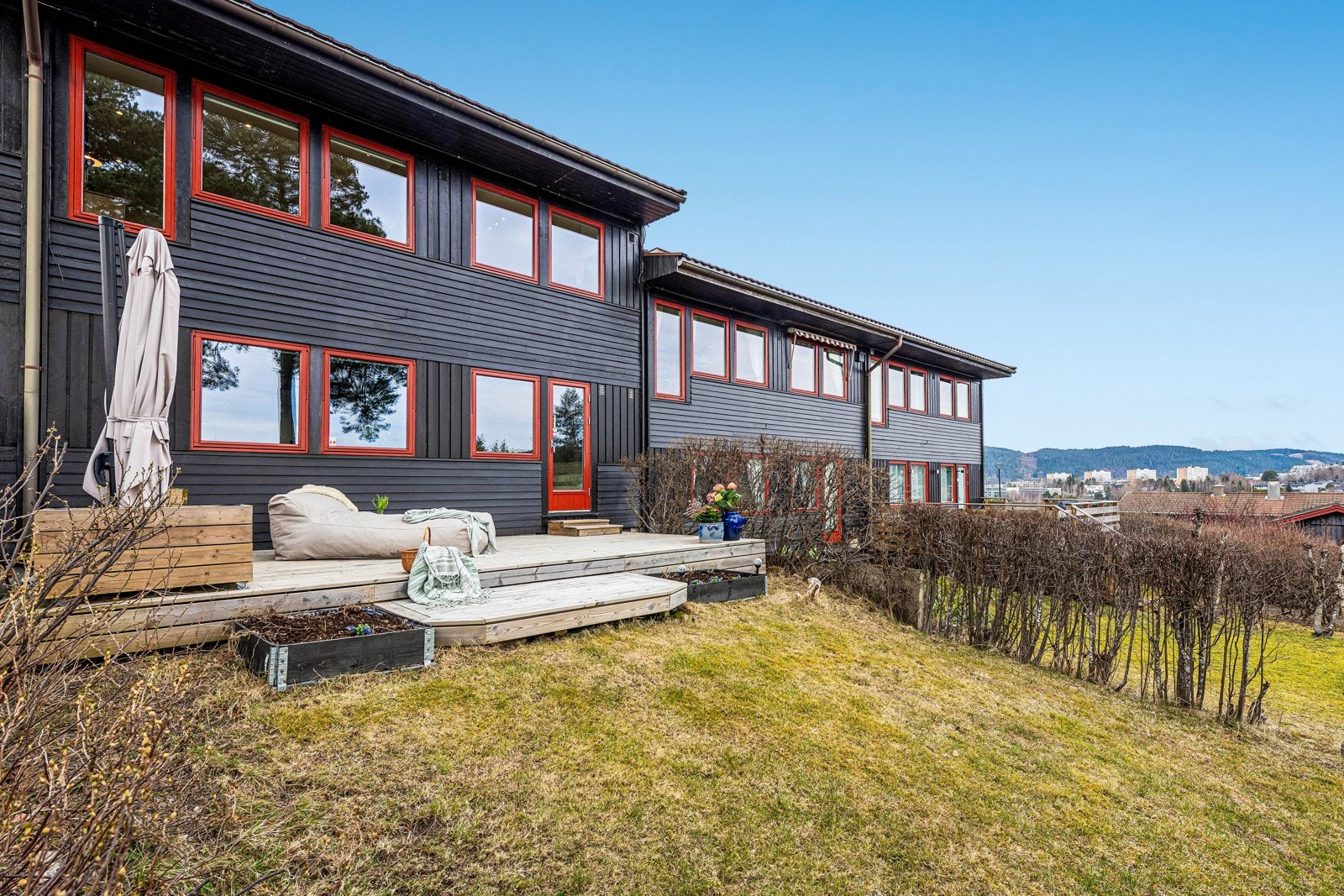 På baksiden, skjemet og fredelig har vi 22 kvm terrasse med overgang til hage, skjermet med hekk. Galleribilde