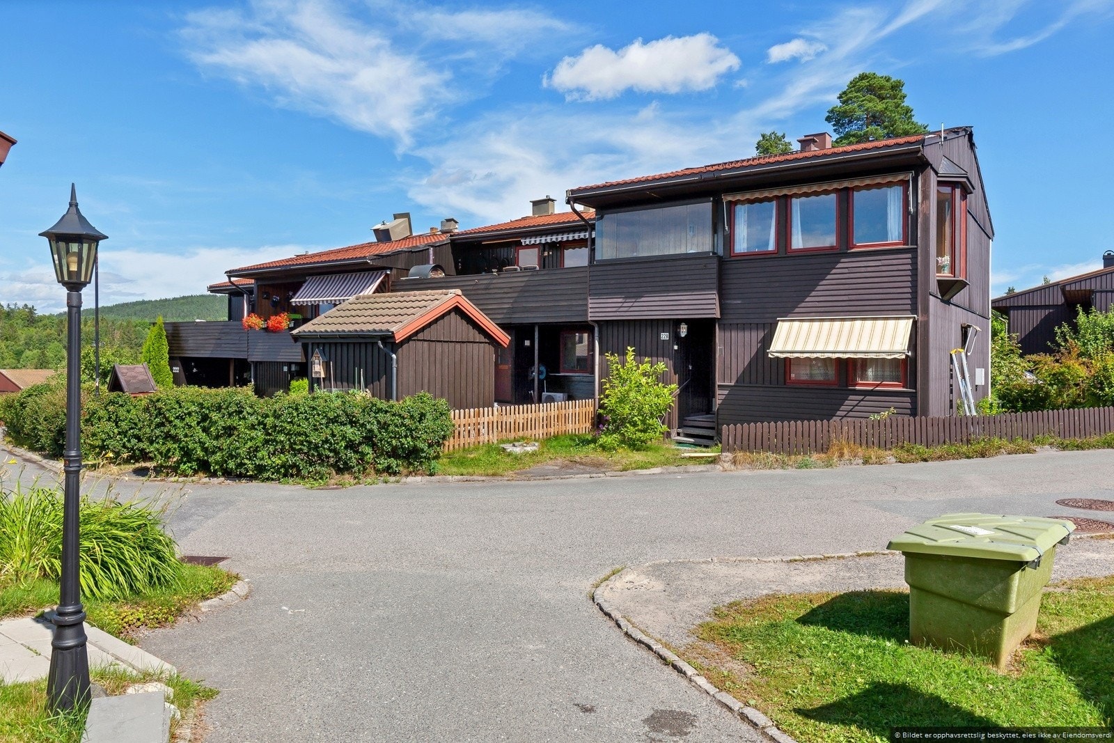 Som en liten "bakkebygrend" finner du Stigenga med hyggelige hager adskilt med hekker og stakittgjerder. Galleribilde