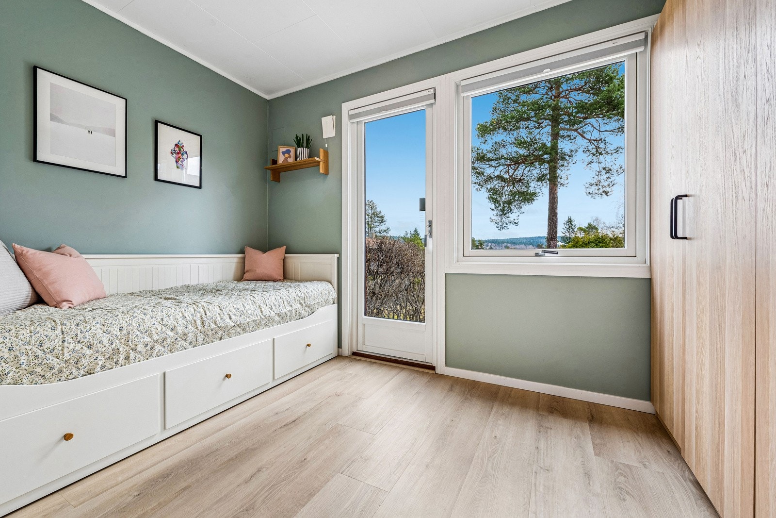 Soverom 3, har også utgang til terrasseplatting og hage på baksiden. Sengen kan følge med huset. Galleribilde