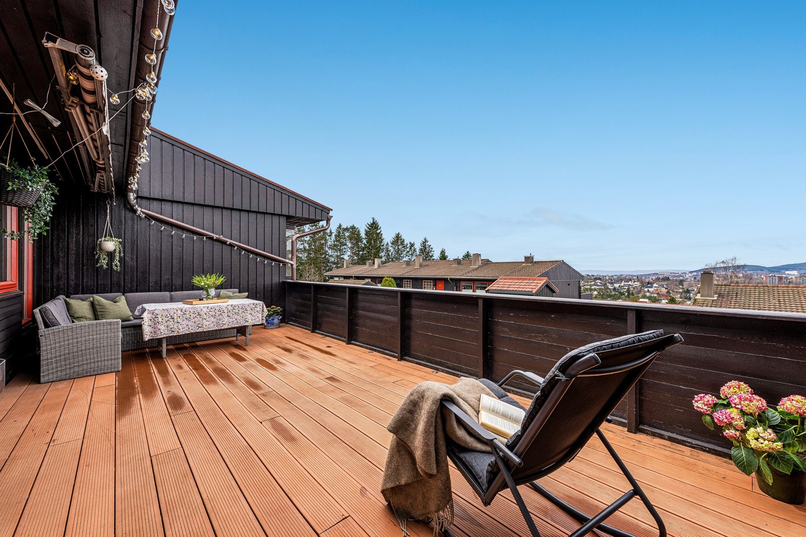 På hovedterrassen har du god plass til både sittegruppe og spisegruppe. Nyt alle sommerdagene med middagen ute. Galleribilde
