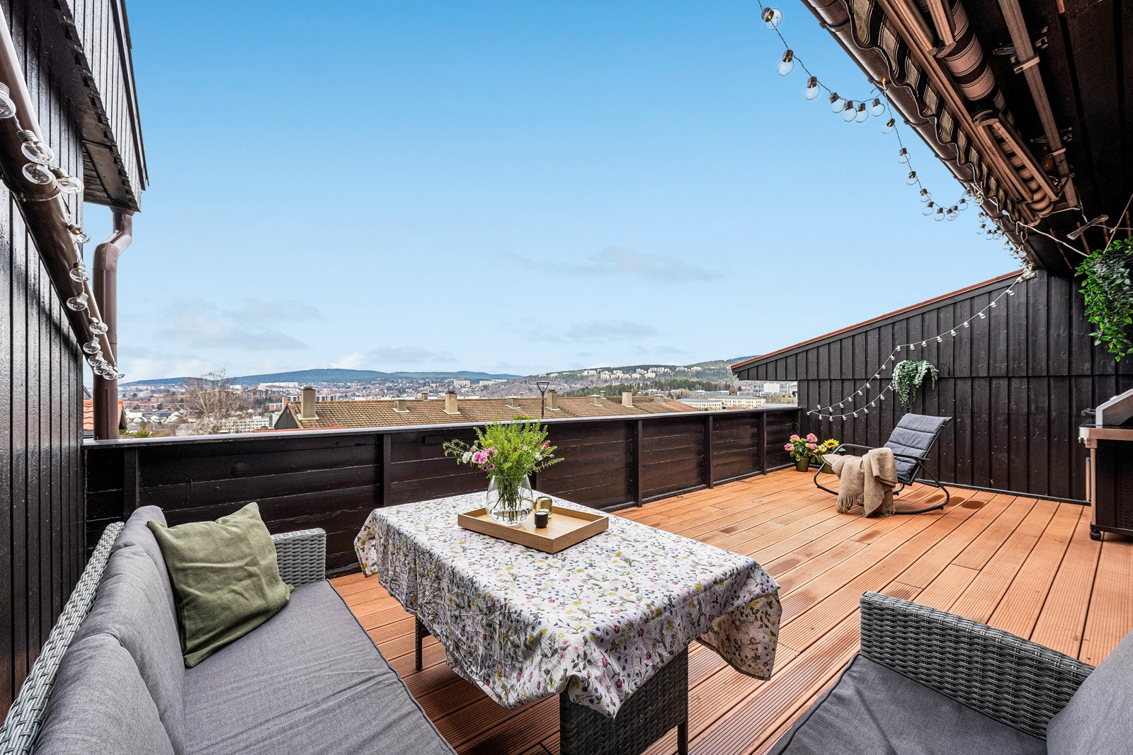 Utgang fra stuen i 2. etasje til 24 kvm solrik og skjermet terrasse. Galleribilde