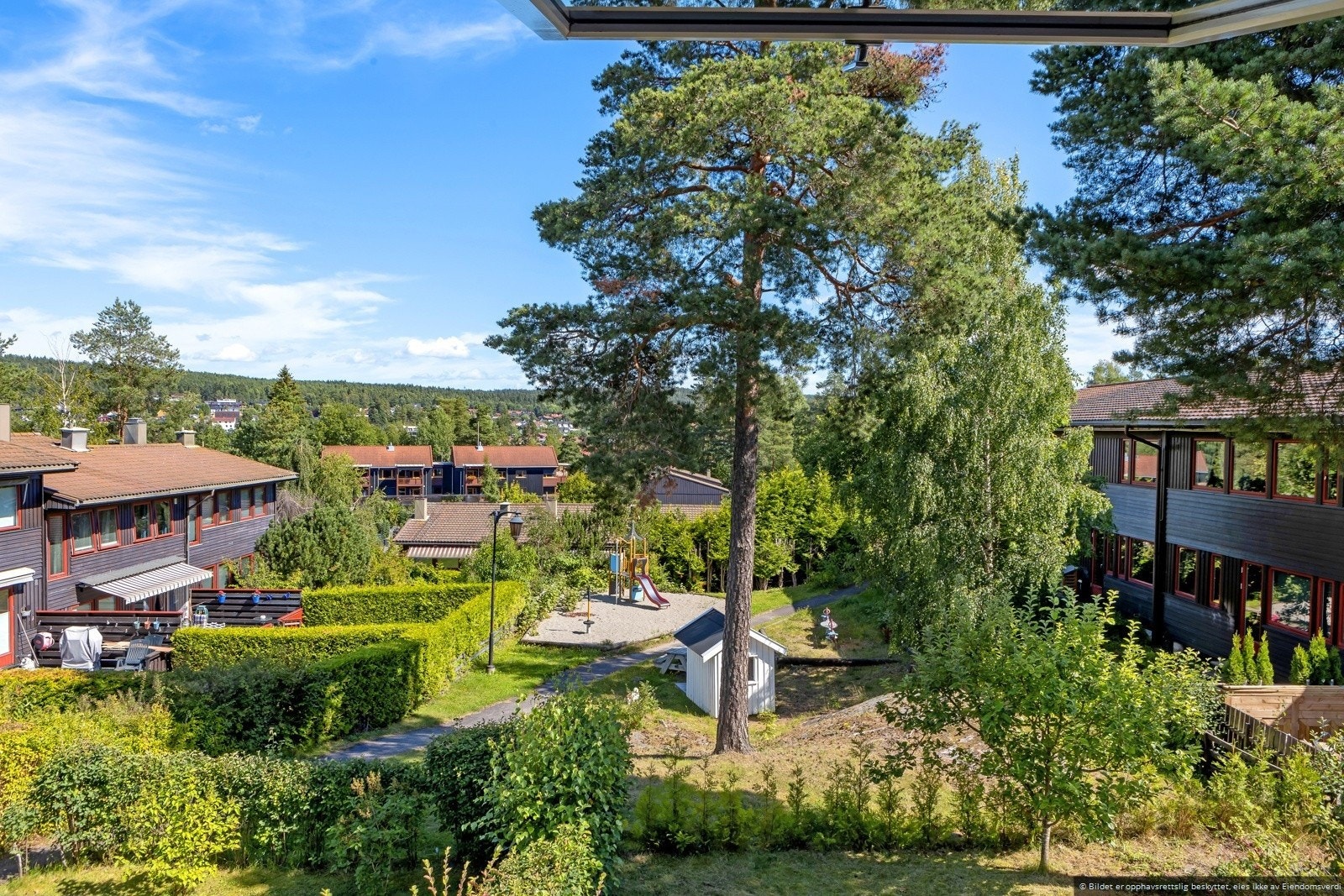 Her får barna frie og trygge lekeområder rett utenfor døren. Gjennom hekken finner de et flott felles lekeområde med sandkasse, huske og andre morsomme aktiviteter. Galleribilde