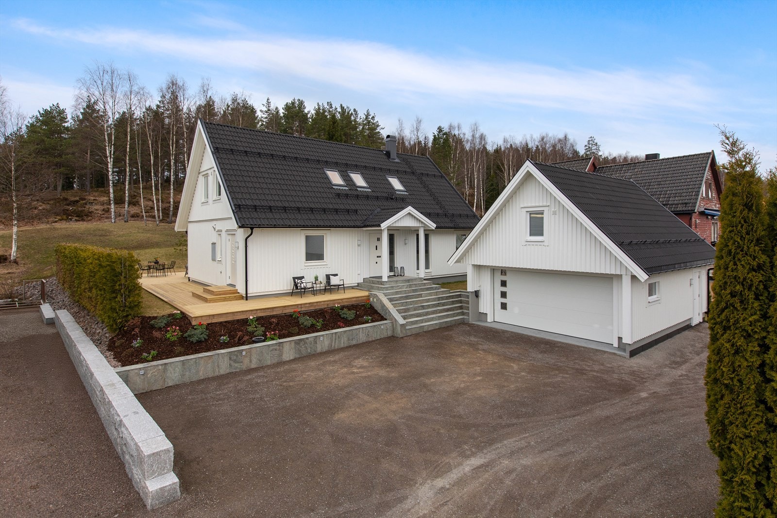 Romslig gårdsplass mot øst foran enebolig og garasje - klargjort for f. eks. asfalt, eller ha på ca. 2 cm med fingrus før man legger belegningsstein Galleribilde