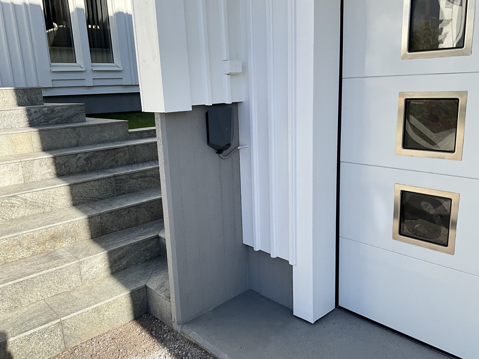 Garasje har 2 billadere. Den ene billaderen er plassert rett utenfor garasjeporten, fint for f.eks kortidslading av egen bil eller besøkende som trenger litt "power" på bilen. Også dobbel stikkontakt ved billader for diverse formål Galleribilde