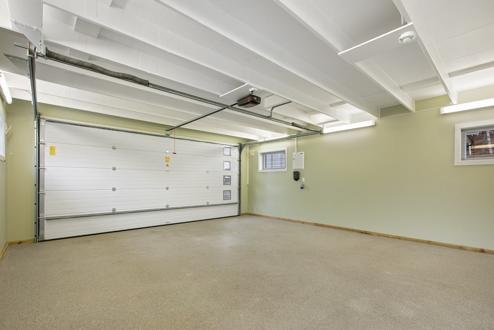 Dobbelgarasjen med sine 39 m² i 1. etasje, ble bygget i 2016. Garasjen har ferdigattest. Galleribilde