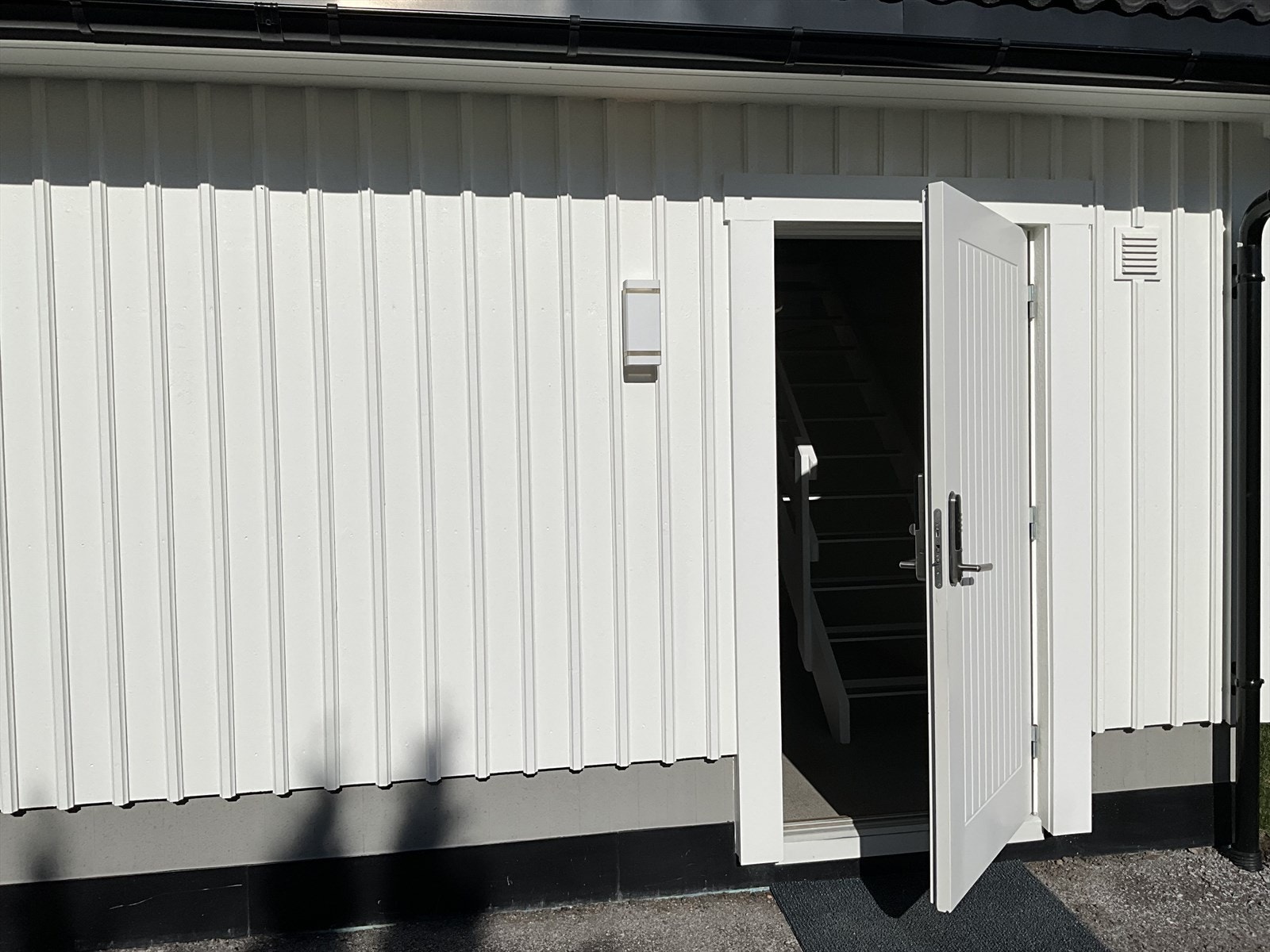 Garasje har også egen inngangsdør/sidedør med tilkomst 1.etg og trapp opp til 2.etg.,som er rett innenfor ytterdør. Montert Yale Doorman på dør for enkelt og sikkert åpne/lukke og låse dør Galleribilde