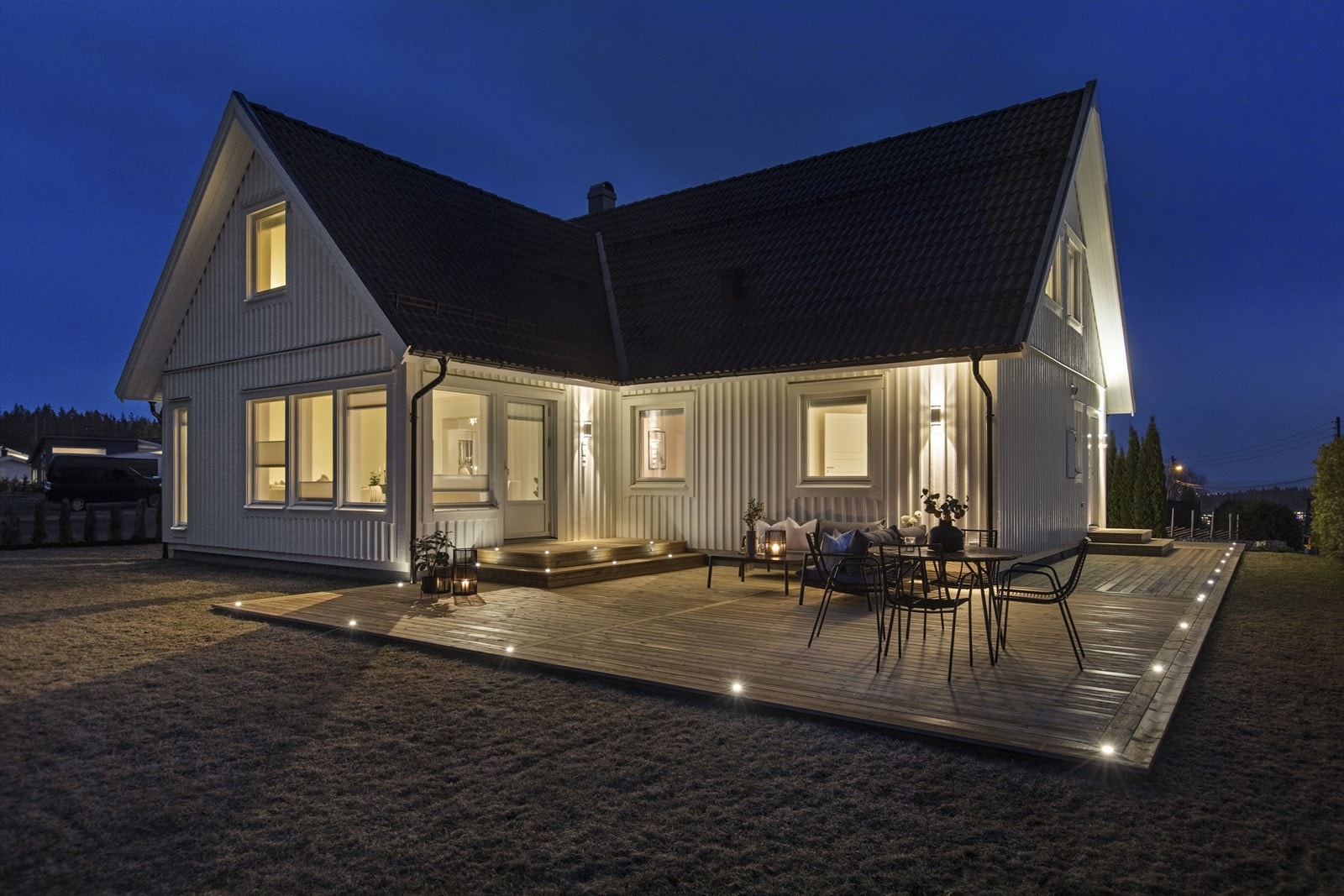 Kunne du tenke deg en gjennomført og tiltalende eiendom med flotte uteområder og moderne løsninger? Da håper jeg vi ses på visning :-) Galleribilde