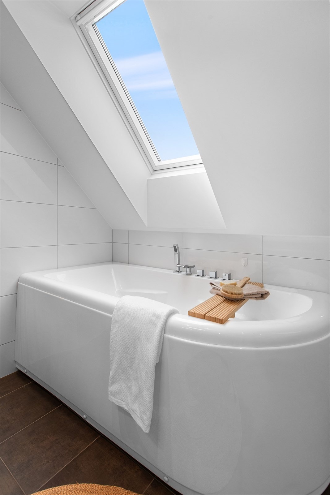 Et deilig badekar under takvinduet for avslappende stunder. Det ble satt inn 2 stk Velux takvinduer i 2014 på dette badet Galleribilde