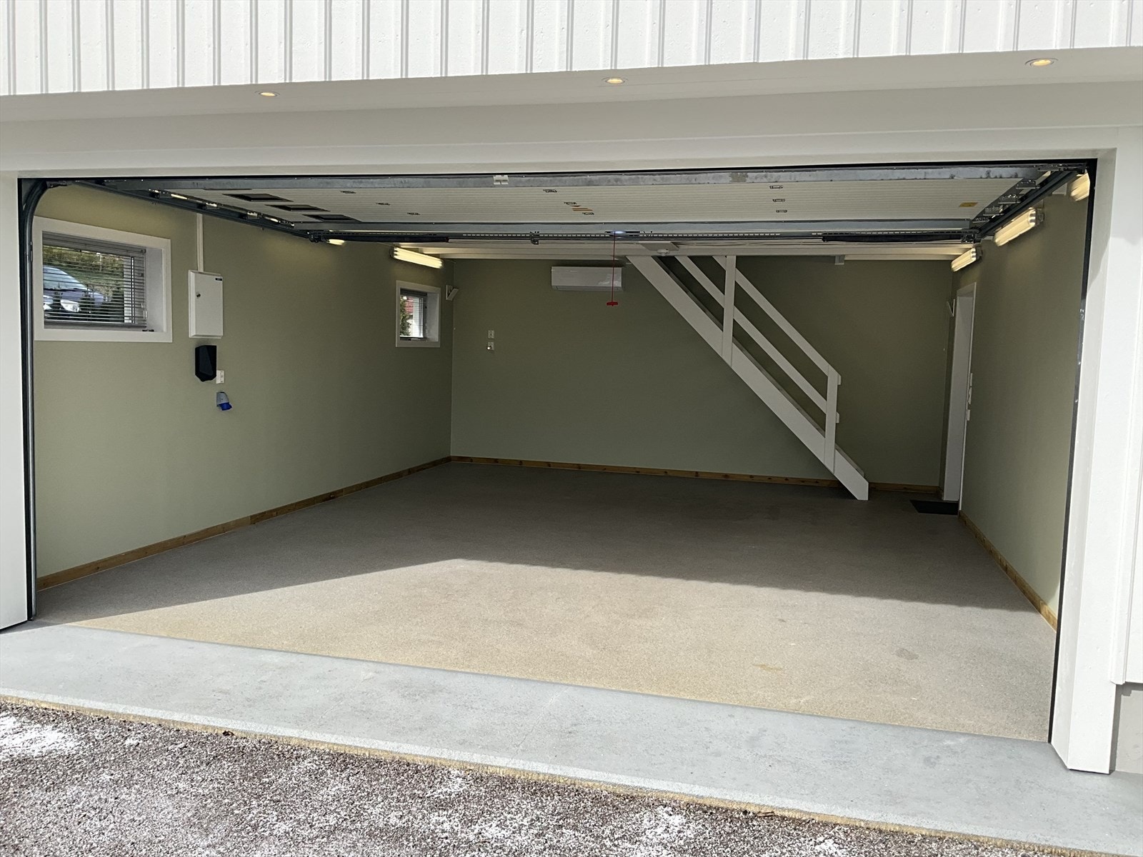 Garasjen er vinterisolert m/stort loft. 2 stk varmepumper. 2 stk elbilladere. Kompaktbelegg på gulv Galleribilde