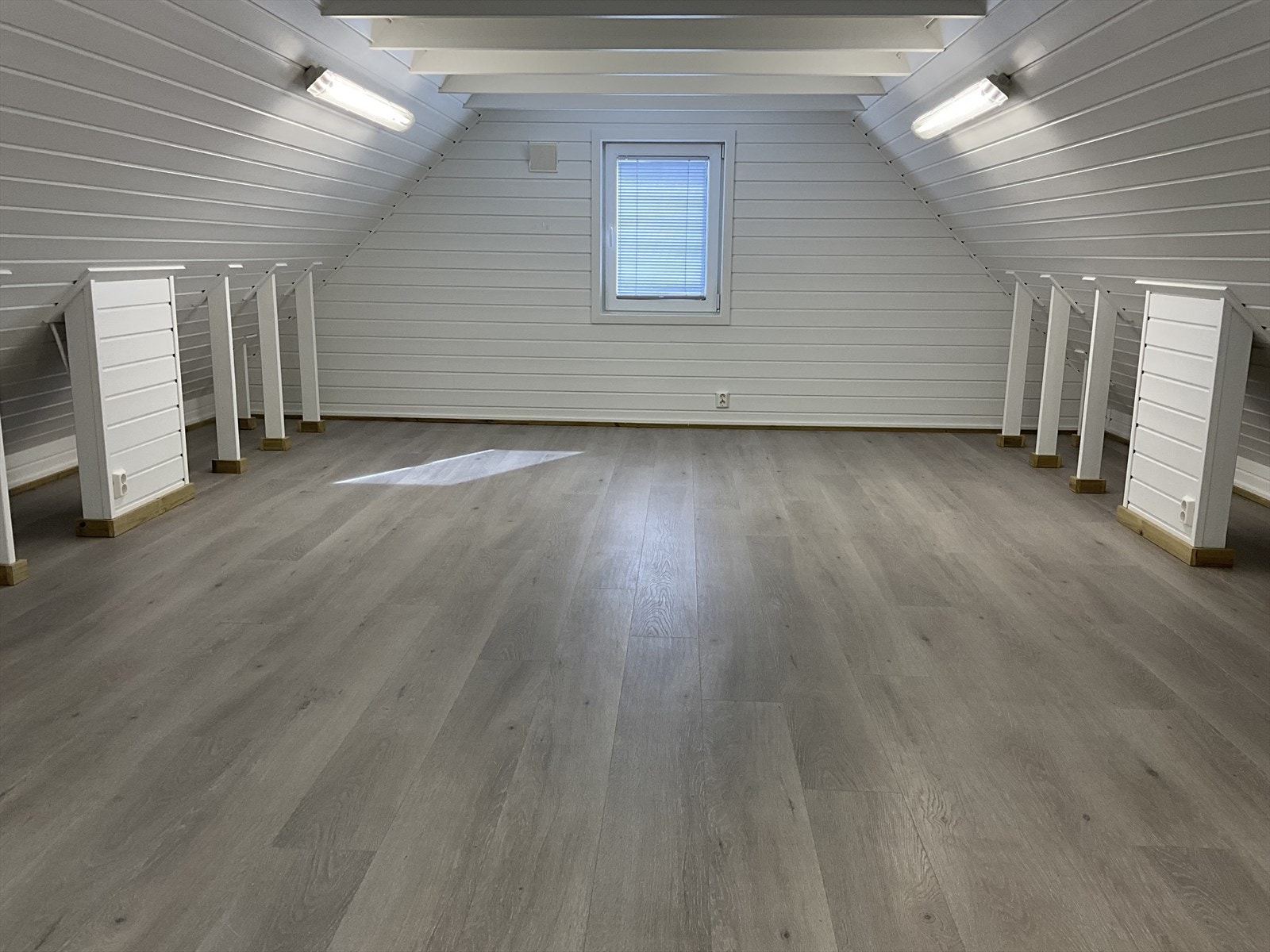 6 m2 målbart areal i 2. etasje på garasjen. Resterende areal har takhøyde mellom falske takåser på 211 cm på det høyeste. Takåser er satt på hver sperre 60-60 for være godkjent iht. byggetegninger (Avstand gulv til underkant takåser = 189 cm) Galleribilde