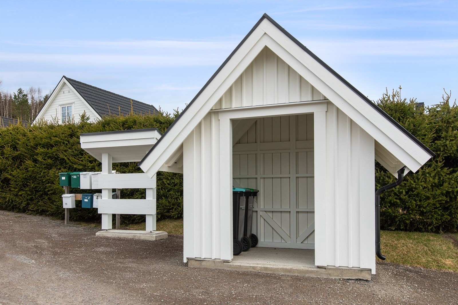 Eget søppelskur i samme stil som boligen, deles med nabo og står plassert i innkjøringen inn mot eiendommen Galleribilde