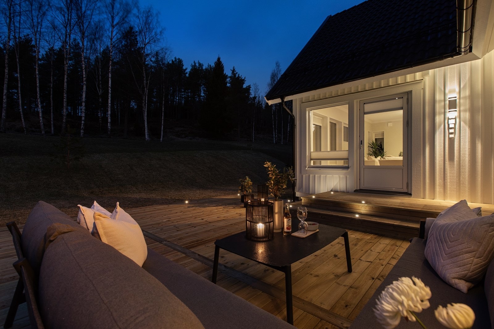 Nedfelte spotter i kantbord på terrasse. Slå av/på spotter med 3 brytere utenfor terrassedør (3 forskjellige soner). Betjenes med fjernkontroll. Velg forskjellige farger, mulig å dimme opp/ned Galleribilde