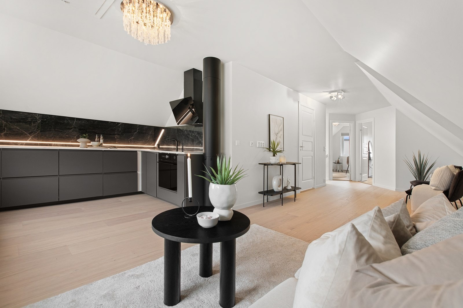 Dette gir stor fleksibilitet i bruken. Fungerer fint som egen sone for barn/tenåringer, hjemmekontor, gjester - mulighetene er mange Galleribilde