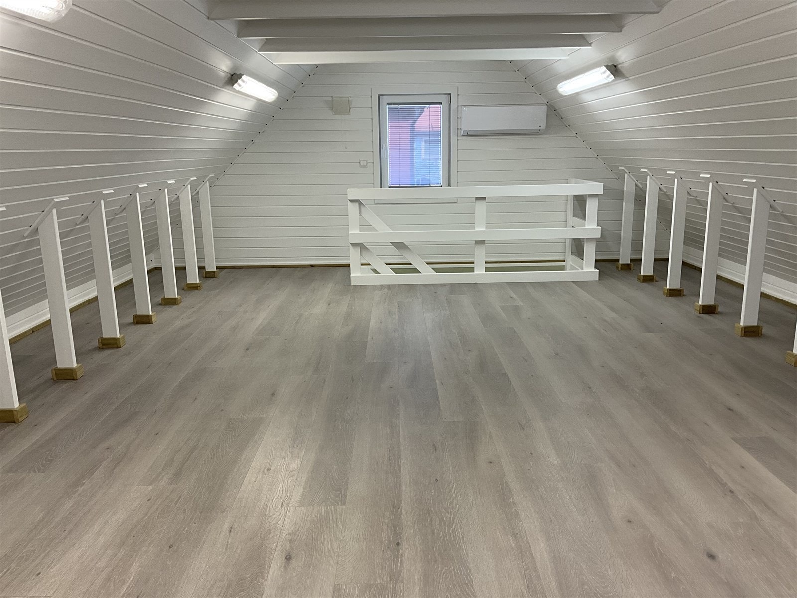 Her er det god lagringsplass for klær, sko, sykler, ski, verktøy, hageutstyr med mer. Kan være frostfritt rom/lagerplass hele året, ved å sette energieffektiv varmepumpe på minimum varme, på tider av året med kuldegrader ute Galleribilde