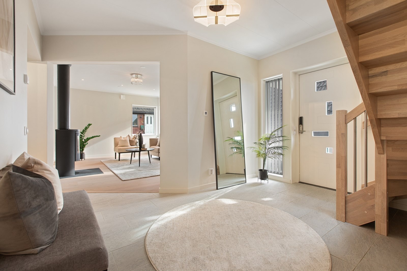 Det er både elektrisk gulvvarme (varmekabel (ny termostat i 2026)) og vannbåren oppvarming med radiator i entre/hall. Alle øvrige rom, med unntak av bad 2. etg har også vannbåren varme med radiatorer Galleribilde