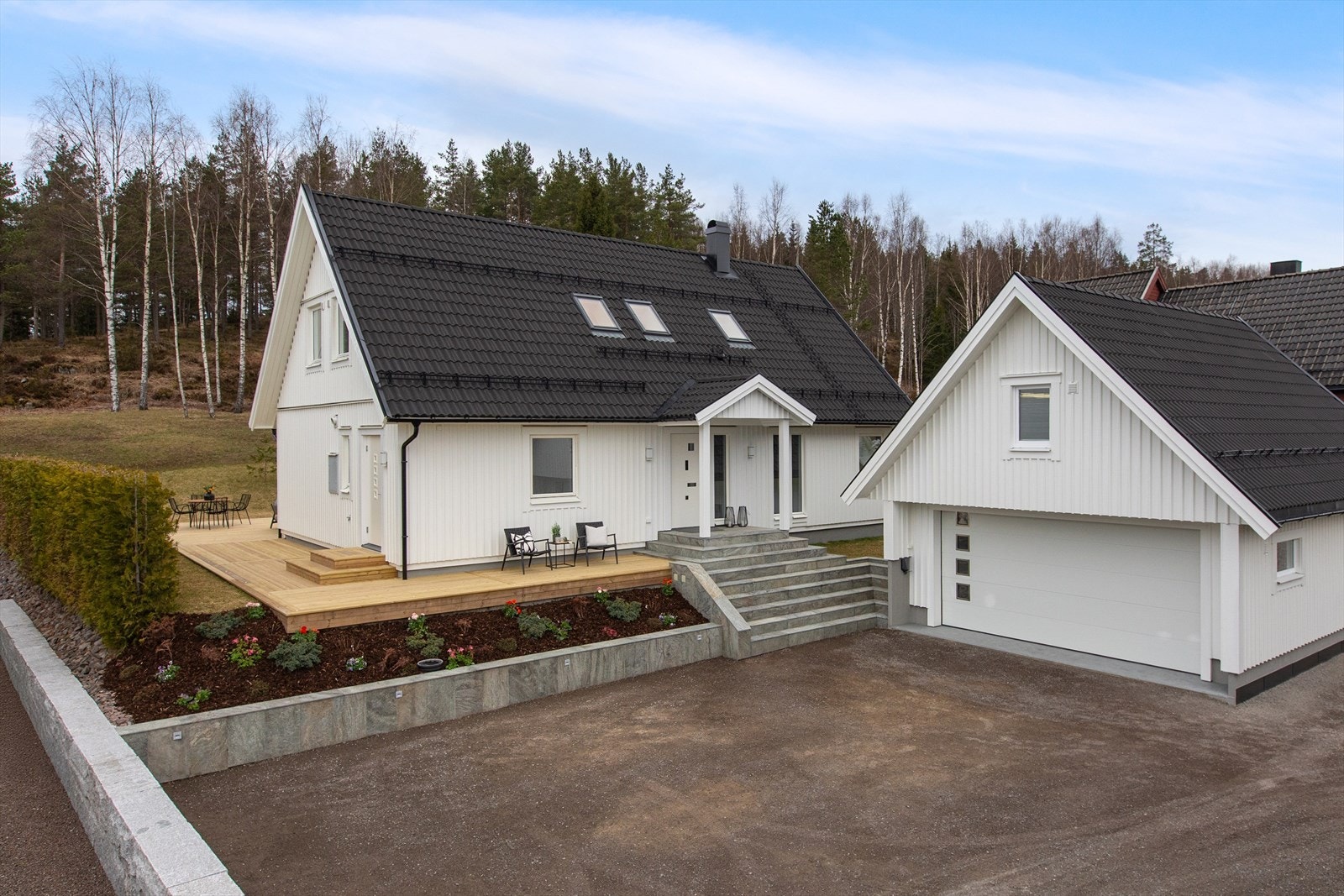 Boligen har en usedvanlig påkostet garasje, utført med fokus på kvalitet, funksjonalitet og komfort - langt over det som er vanlig Galleribilde