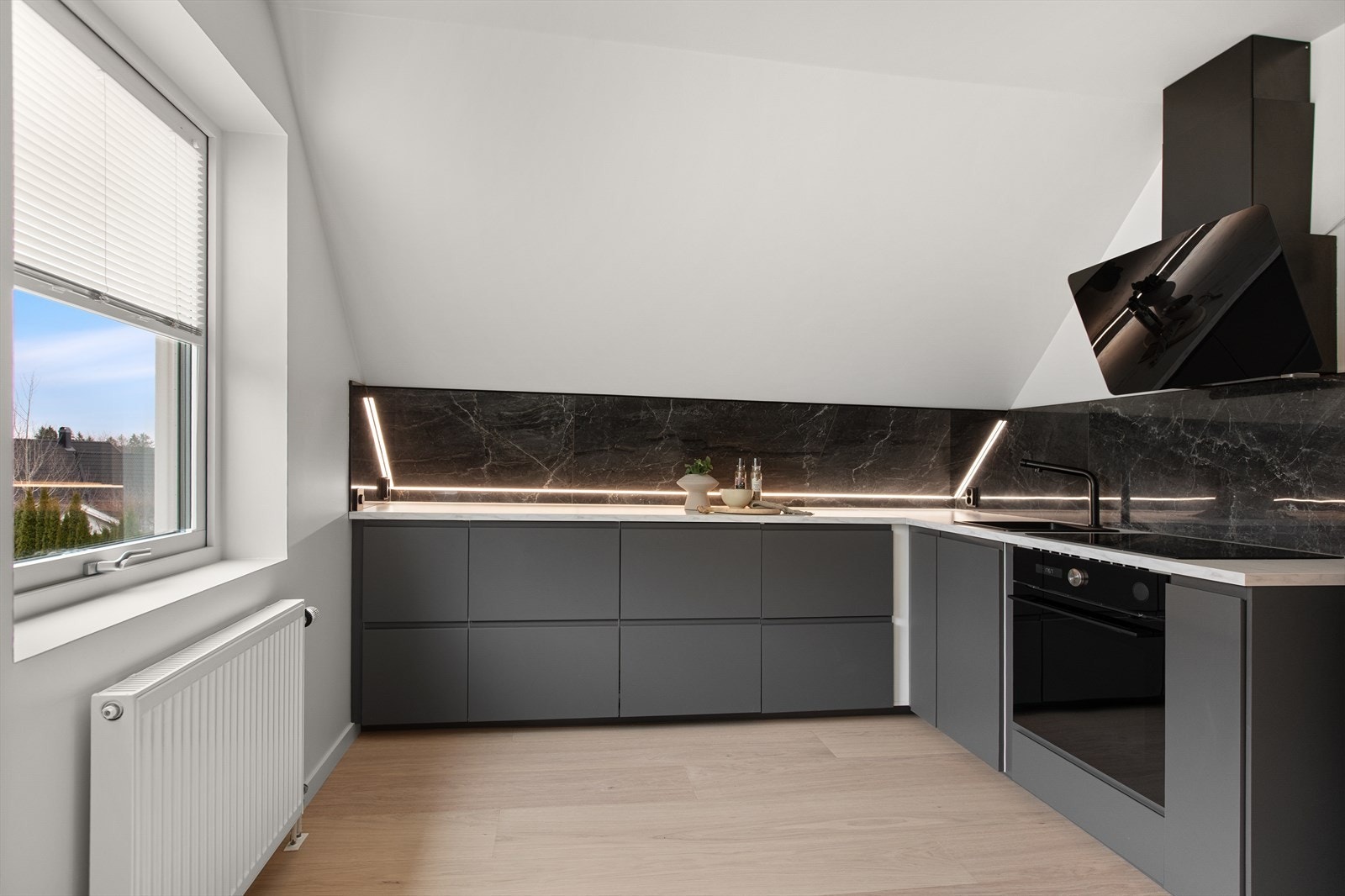 Ny kjøkkeninnredning fra IKEA ble satt inn i loftstuen i 2023/2024. Fliser på 60x120 over benkeplate med integrert dimbart lys. Kjøkkenet er utstyrt ventilator, integrert platetopp, stekeovn og oppvaskmaskin. Komfyrvakt og vannstopper montert Galleribilde