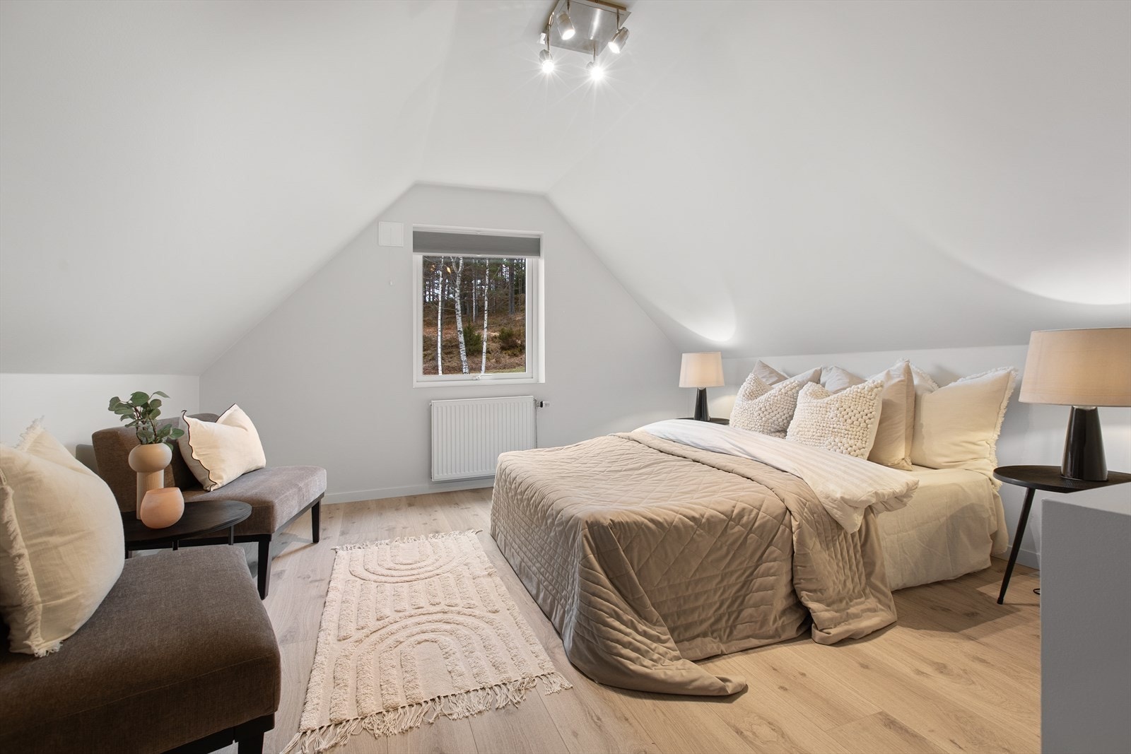 Det ene soverommet i loftsetasjen har god størrelse. Rommet har god plass til dobbeltseng og øvrig møblement/garderobe. Kan også fungere fint som hovedsoverom Galleribilde