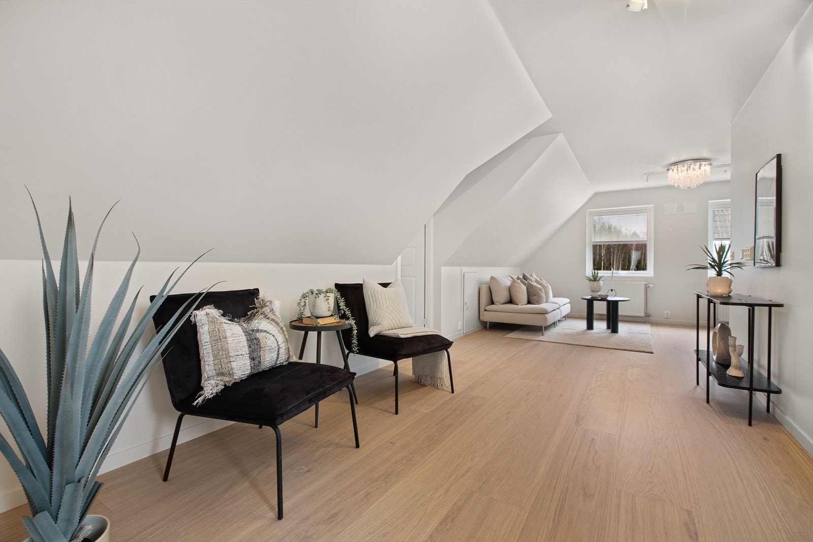 Liten bod for lagring integrert i vegg mot vest. Mindre lagring på loft i enebolig. I tillegg er det veldig gode oppbevaringsmuligheter på loftet i garasjen. Der 2 stoler står plassert, er det på godkjente byggetegninger tegnet inn liten bod på ca. 3 m2 Galleribilde