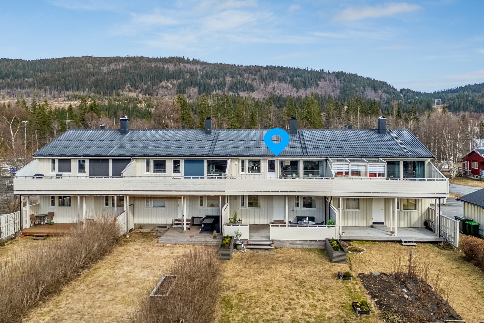 Solrikt uteareal med direkte adkomst til hagen. Galleribilde