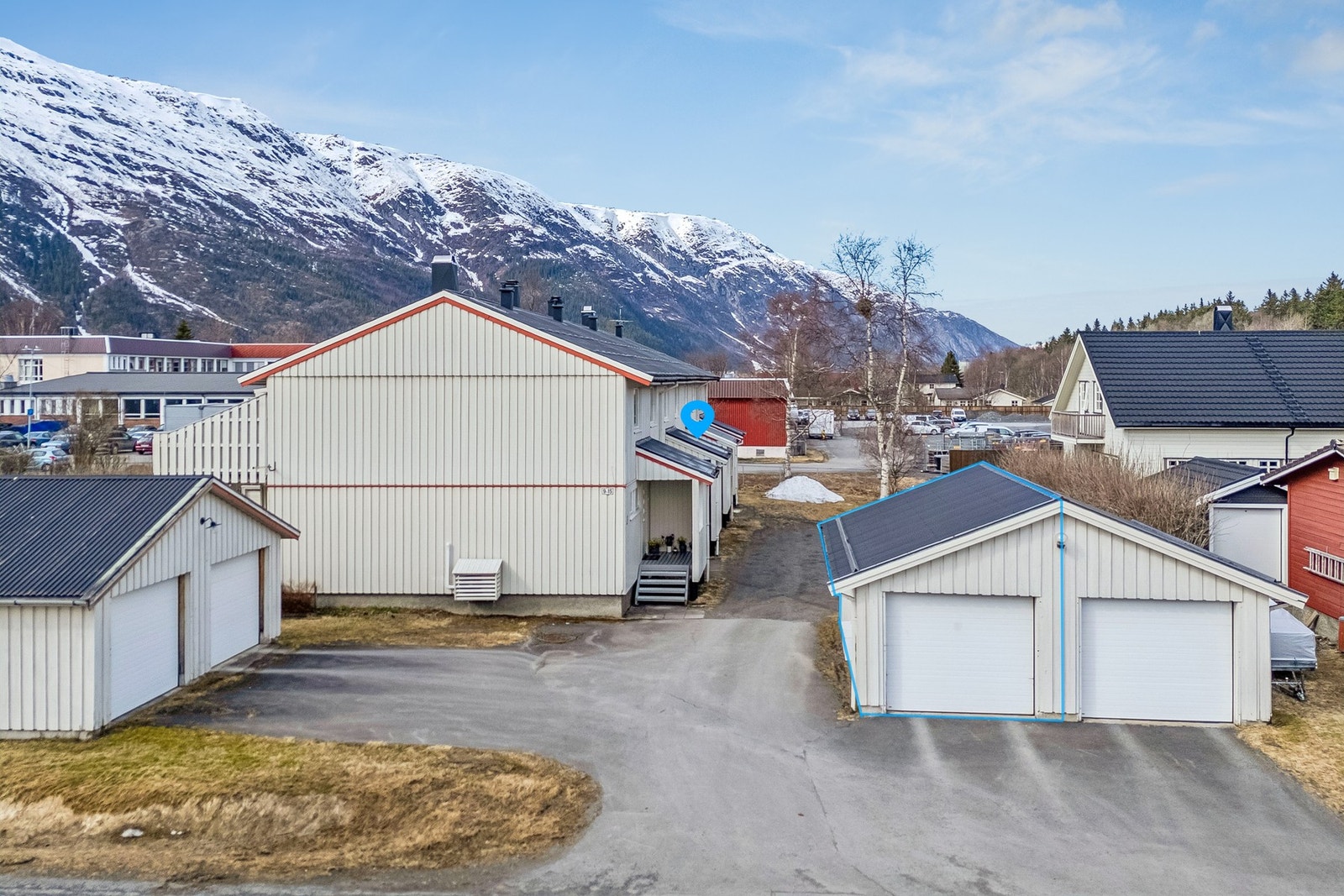 Garasje med el-bil lader og ellers godt med parkering på sameiets tomt. Galleribilde