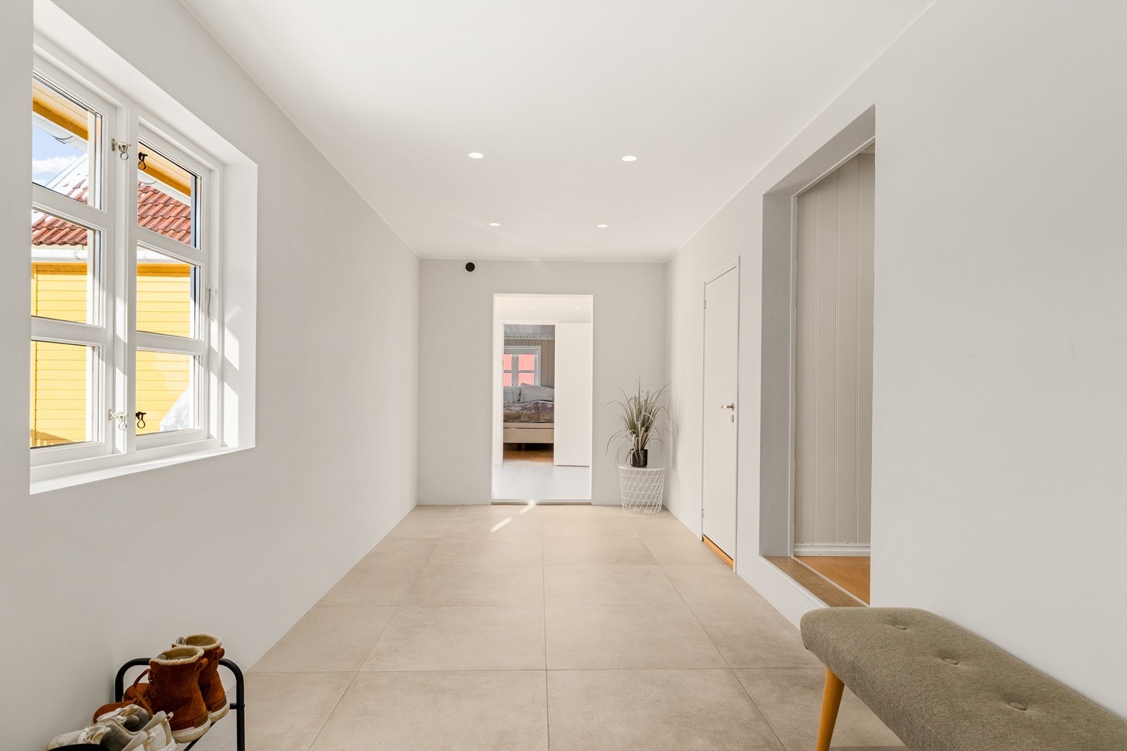 Romslig hall med lekre fliser 60X60. Gulvvarme. Downlights. Galleribilde
