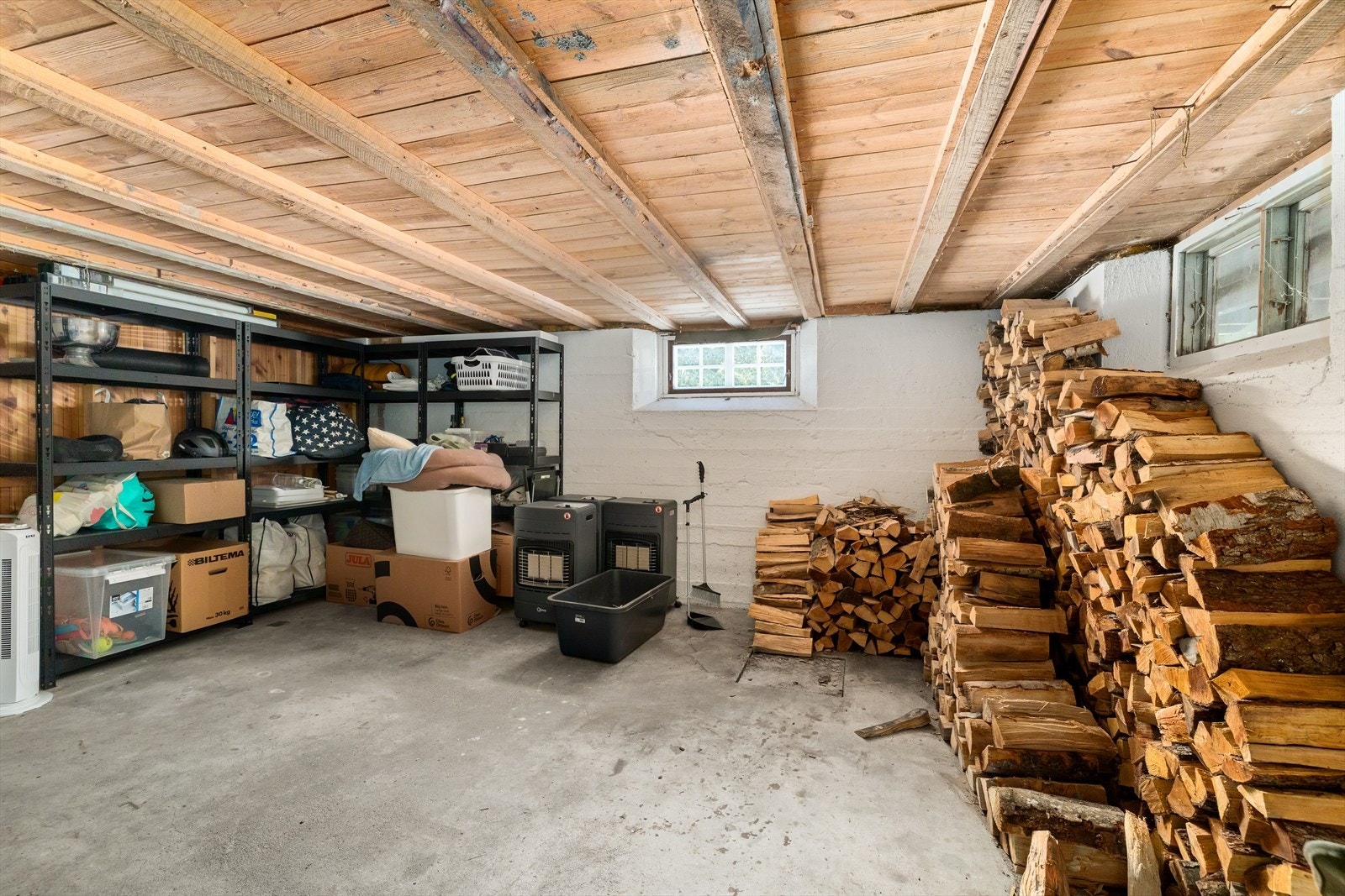 Kjelleren har stor bod/lagerrom Galleribilde