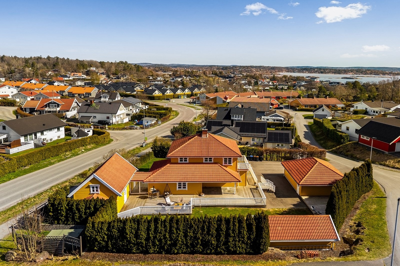 Passer godt for familie, generasjonsbolig eller kombinasjon av bolig og tilleggsbruk. Sjønær og attraktiv beliggenhet! Galleribilde