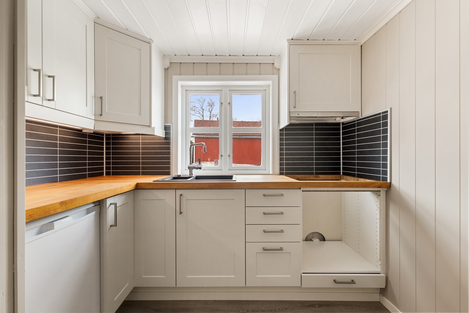 Pen innredning og benkeplate i heltre. Oppvaskmaskin medfølger. Galleribilde