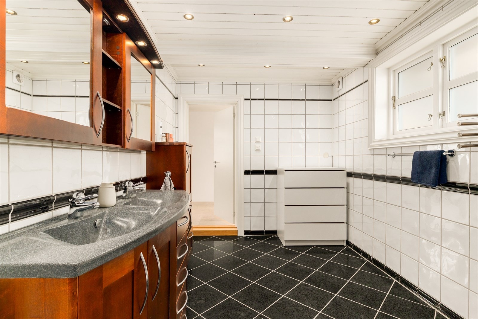 Badet er på ca 9,2 kvm. Flis på vegger og gulv. Gulvvarme. Galleribilde