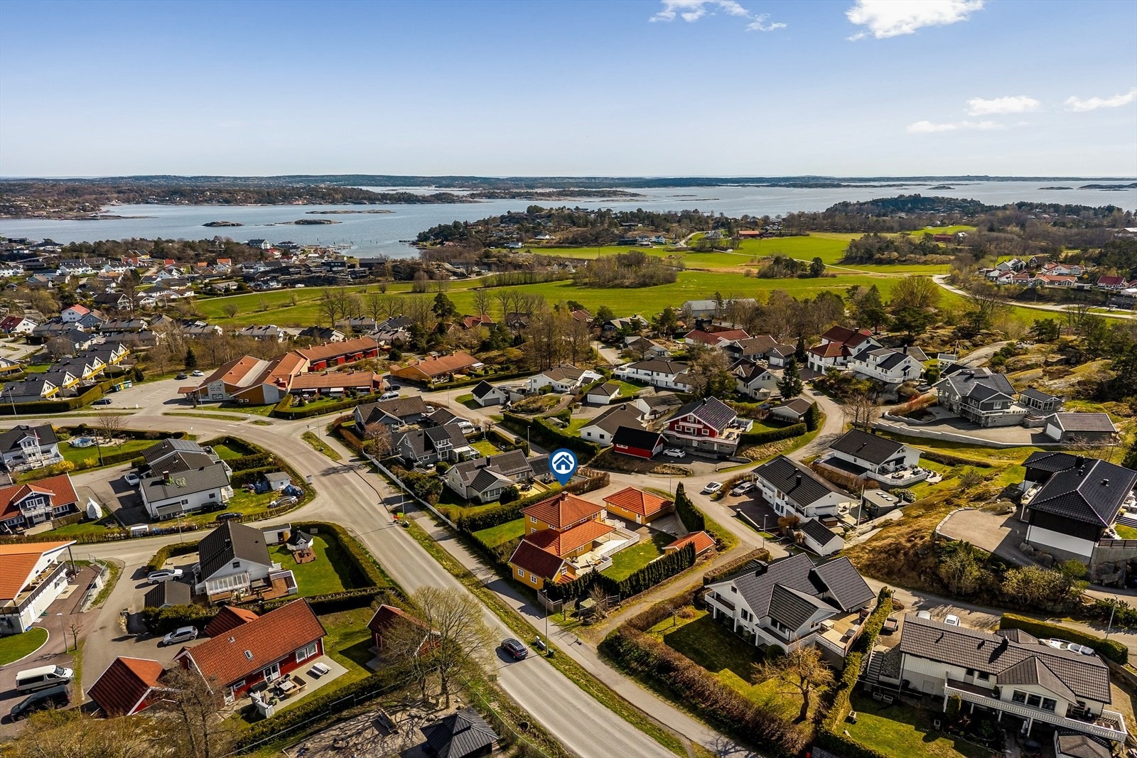 Et område som passer godt for dem som ønsker familievennlige omgivelser, trygge rammer, grønn beliggenhet og nærhet til sjøen. Galleribilde