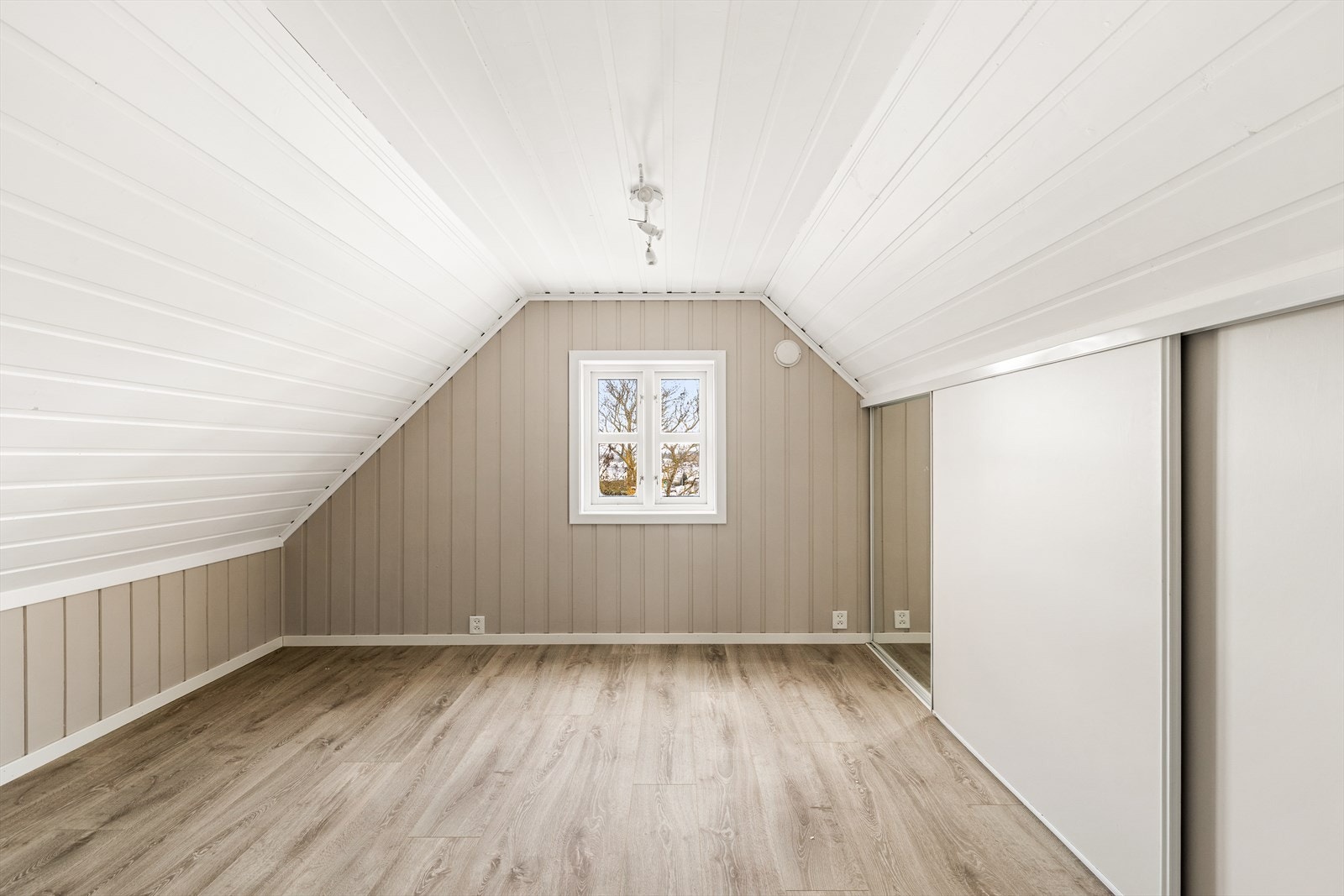 Soverom med god gulvplass til tross for skråtak Galleribilde