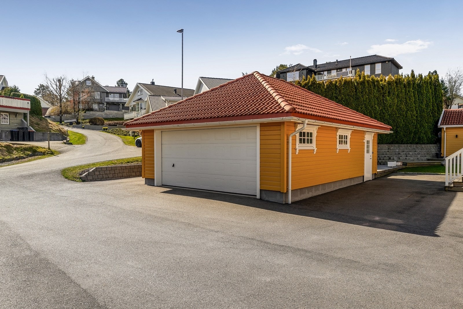 Isolert, solid og praktisk garasje m/bod som har høy praktisk nytte både i hverdagen og på lengre sikt Galleribilde