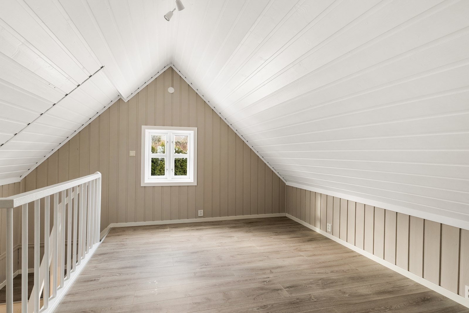 Stue med skråtak på begge sider og mange bruksmuligheter Galleribilde