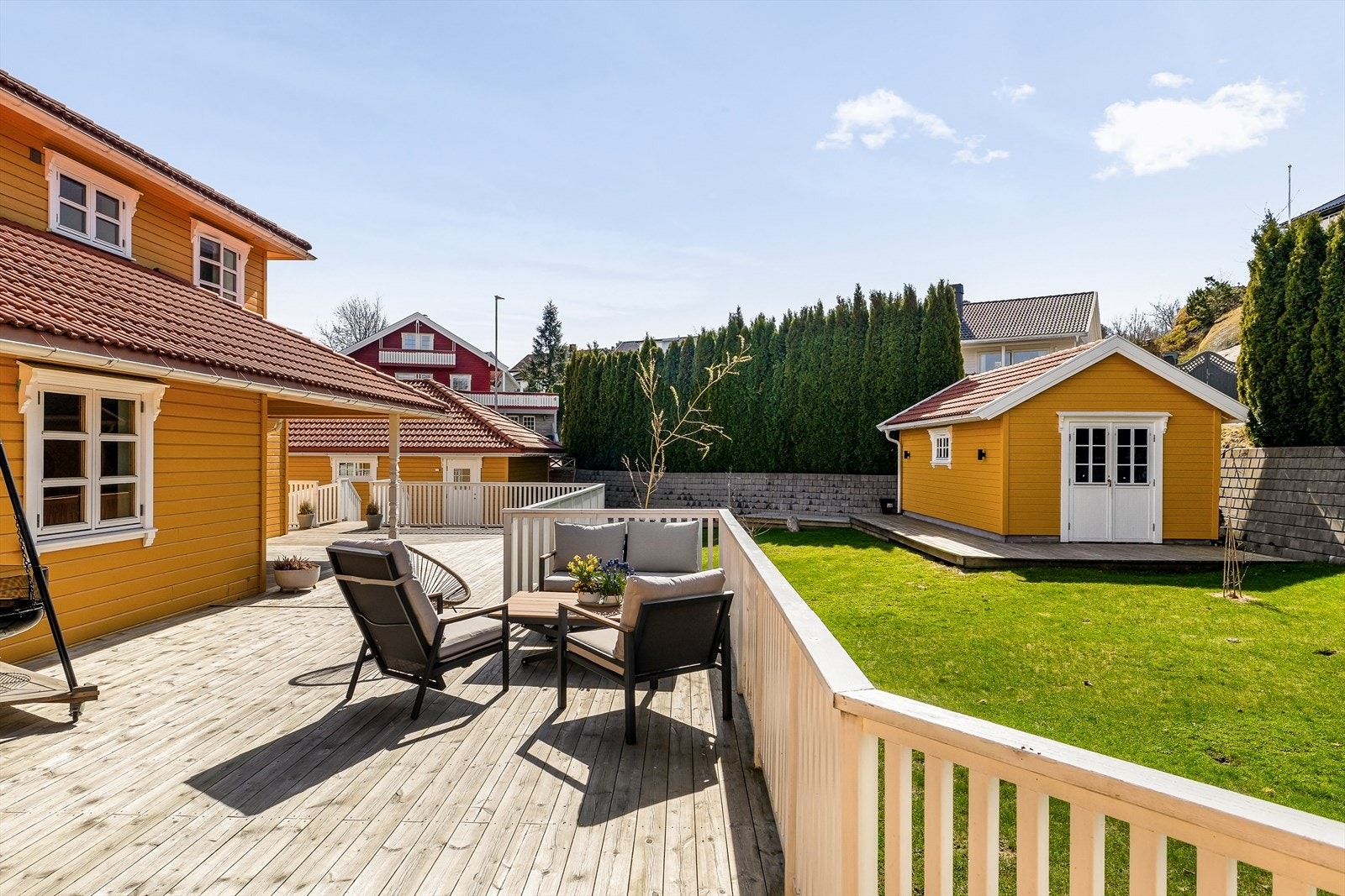 Pent og skjermet uteområde som kombinerer terrasse, hage og tilleggsbygg, og som fremstår svært godt tilrettelagt for bruk gjennom store deler av året Galleribilde