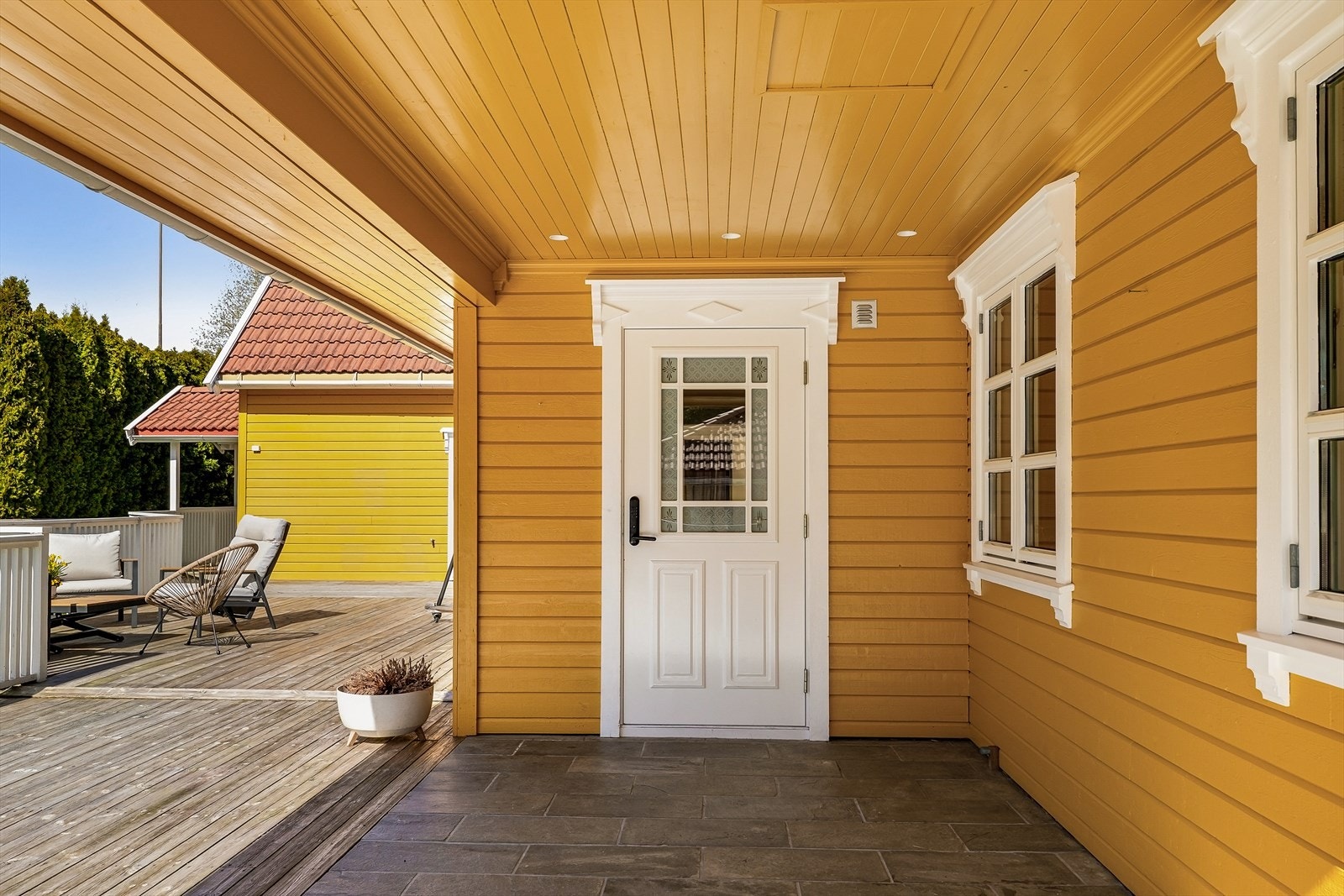 Overbygd, innbydende, ryddig og velstelt inngangsparti. Innfelte spotlights. Galleribilde