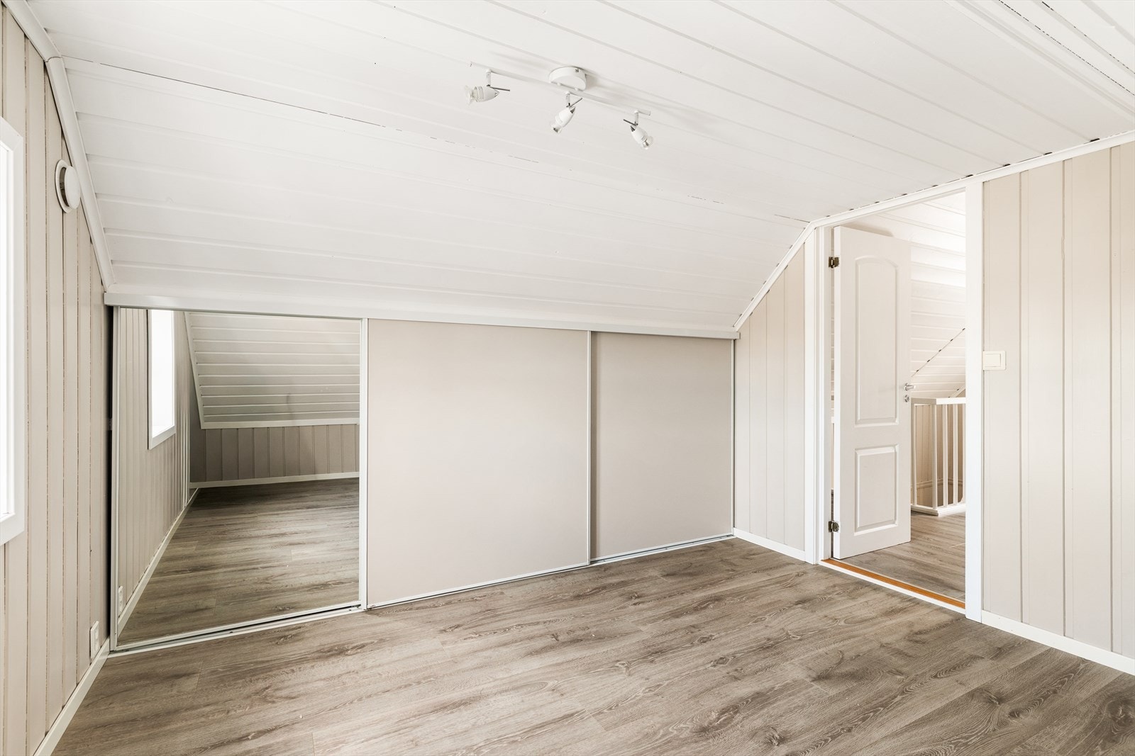 Praktisk garderobeløsning, tilpasset rommets skrå vegg Galleribilde