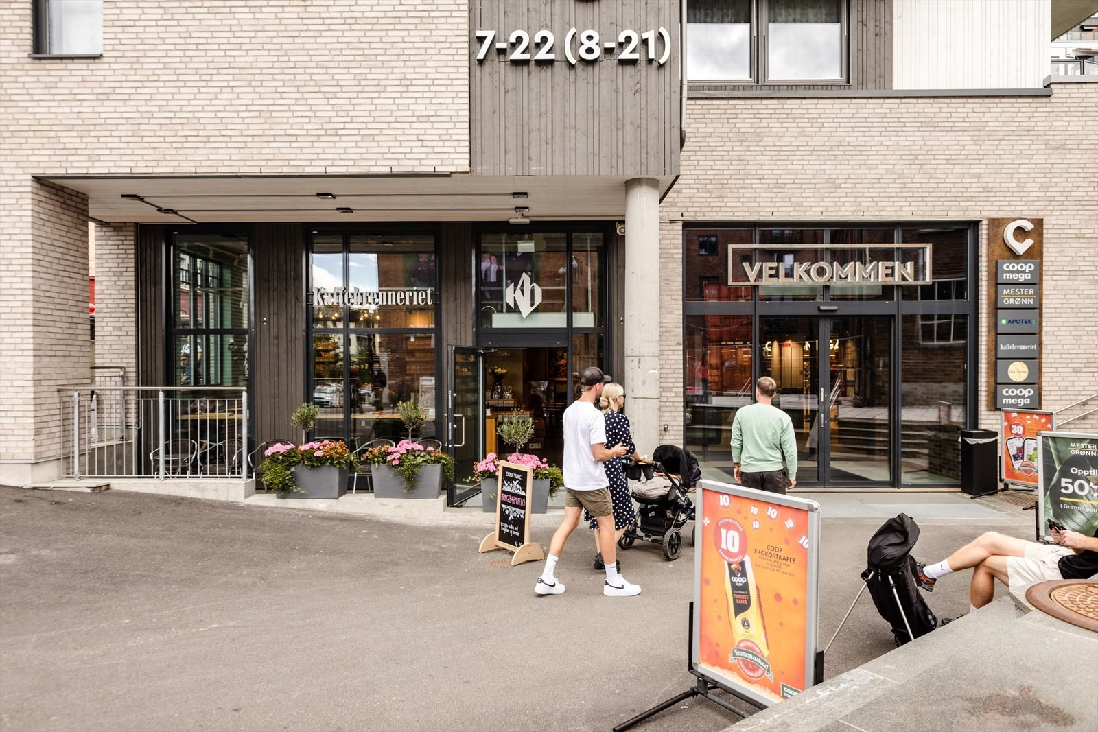 Rett ved finner du Carl Berner Torg Galleribilde