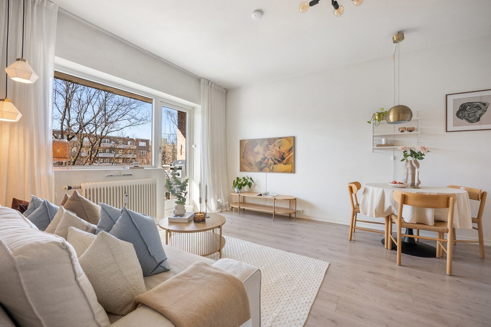 På sommertid er stuen omkranset av grønne, frodige omgivelser - her bor man helt usjenert uten innsyn, samtidig med flott utsyn mot de frodige omgivelsene Galleribilde