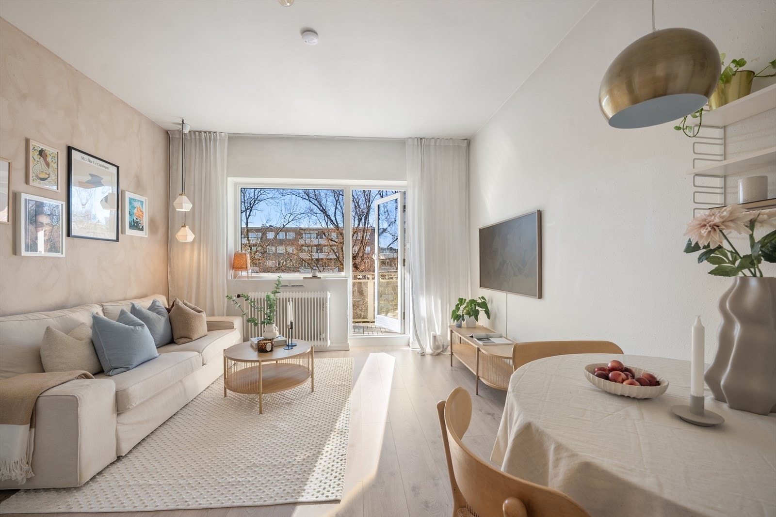 Den sosiale stuen kan enkelt møbleres i flere soner med god plass til sofaseksjon med tilhørende møblement, i tillegg til en egen sone med spisebord Galleribilde