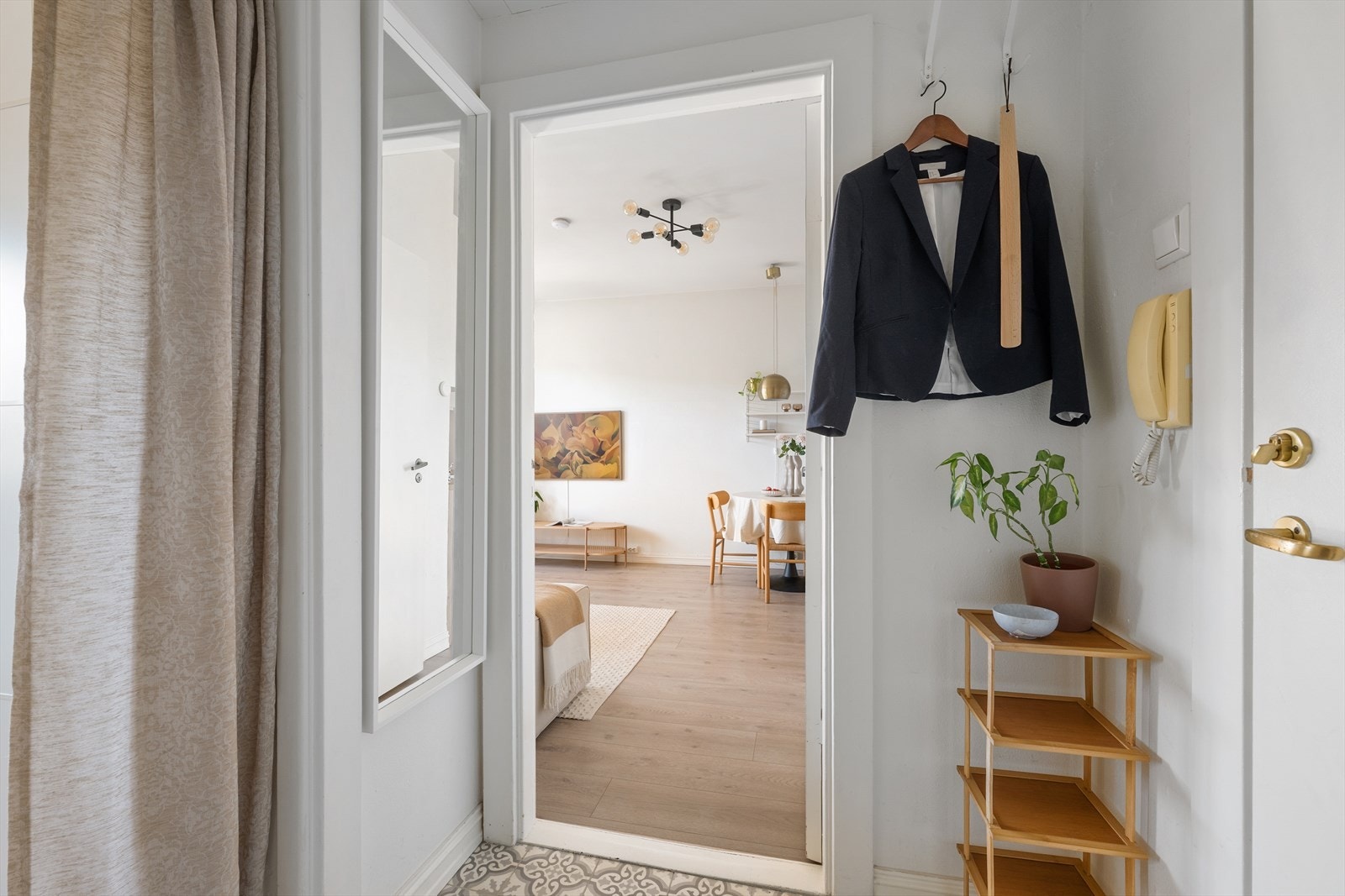 Hyggelig inngangsparti med god plass til sko og klær - også rikelig med lagringsplass i den innvendige boden rett til høyre med en gang man trer inn i stuen Galleribilde