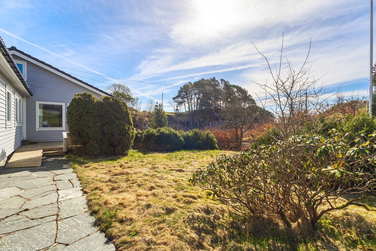 Tomten er opparbeidet med murer/bed, grøntarealer, div. prydbusker/beplantning og terrassedekke. Galleribilde