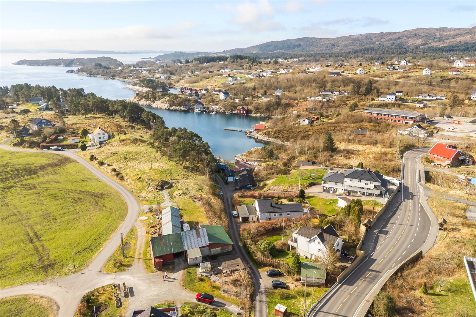 Eiendommen ligger landlig og attraktivt til i et rolig og etablert boligområde. Galleribilde