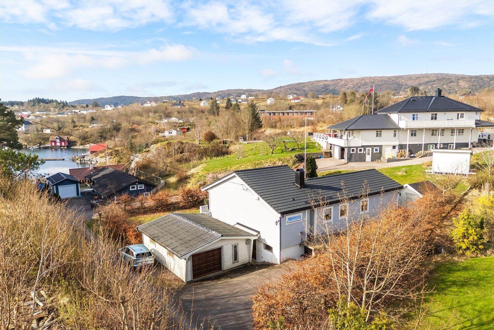 Boligen ble opprinnelig oppført i 1968, men etter en brann i april 2018 ble store deler av eiendommen gjenoppført. Galleribilde