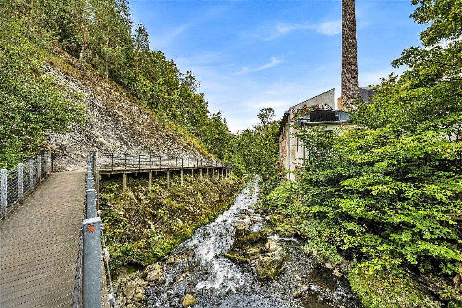 Svartdalsparken byr på flotte turmuligheter, fossefall og herlig skogsområder - Perfekt for søndagsturen! Galleribilde