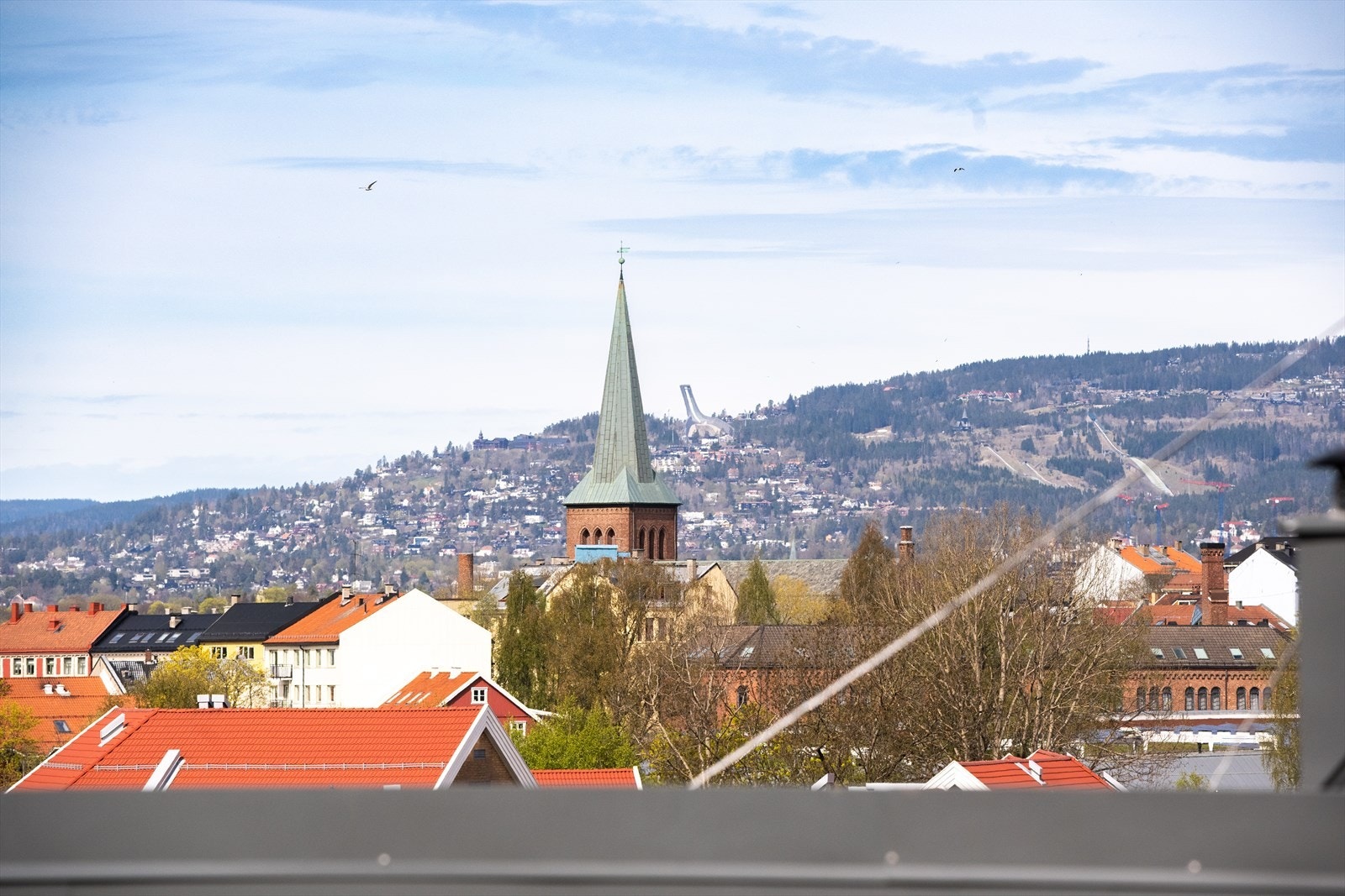 Fantastisk utsikt mot Vålerenga kirke og Oslo by. Galleribilde