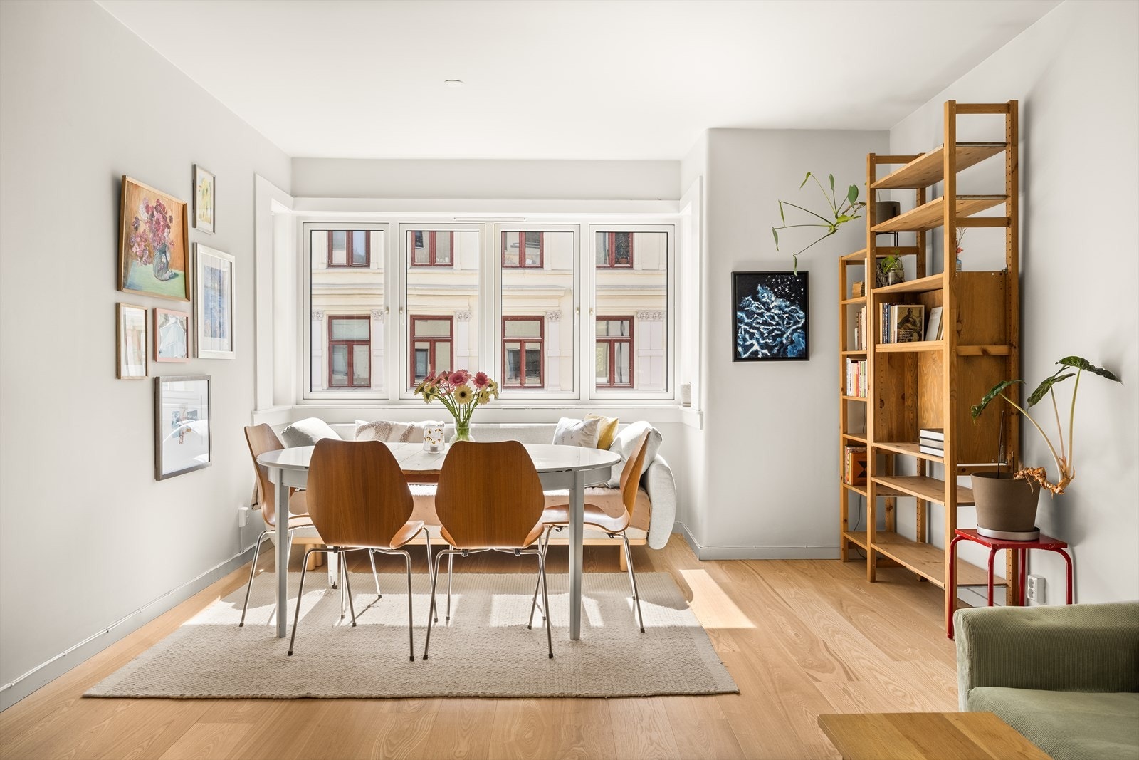 Det er mulighet for å gjøre leiligheten til en 3-roms enten ved å flytte kjøkken ut, eller vegg i nåværende spisestue - her har du mange muligheter dersom du trenger et soverom ekstra! Galleribilde